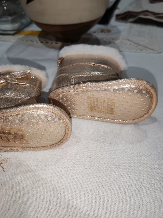 Botitas de bebé oro rosa con pelo