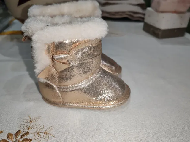 Botitas de bebé oro rosa con pelo