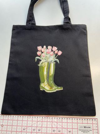 Bolso Tote con Estampado de Botas y Flores.