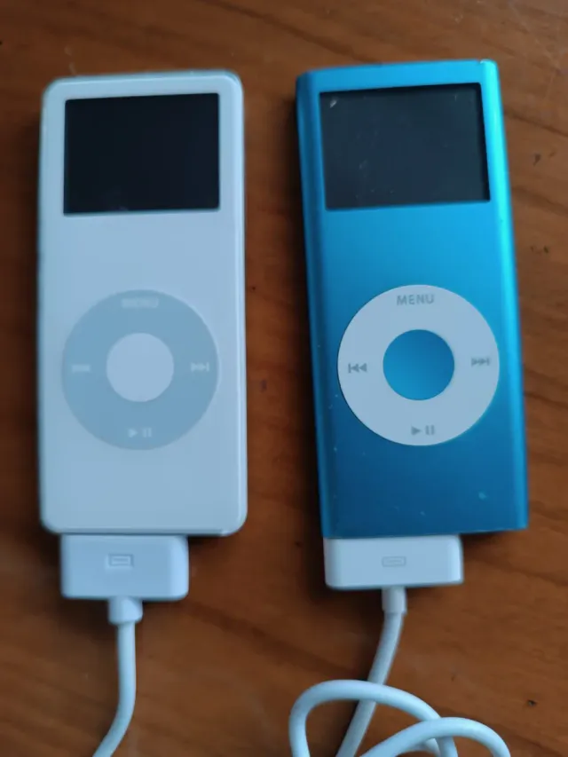 Lote 2 iPods Apple (Azul y Blanco) con cables