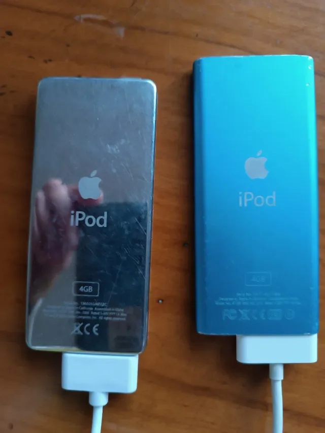 Lote 2 iPods Apple (Azul y Blanco) con cables