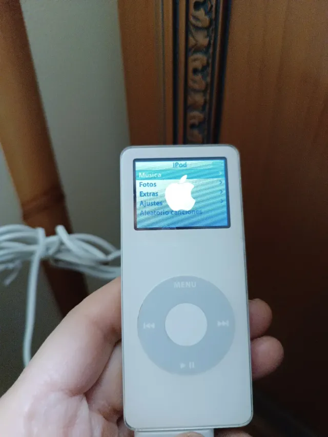 Lote 2 iPods Apple (Azul y Blanco) con cables
