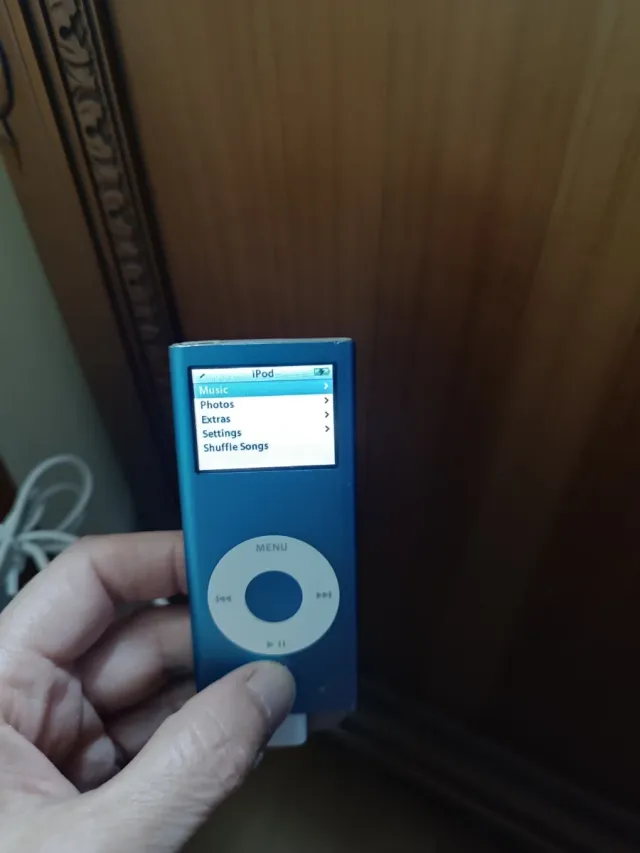 Lote 2 iPods Apple (Azul y Blanco) con cables