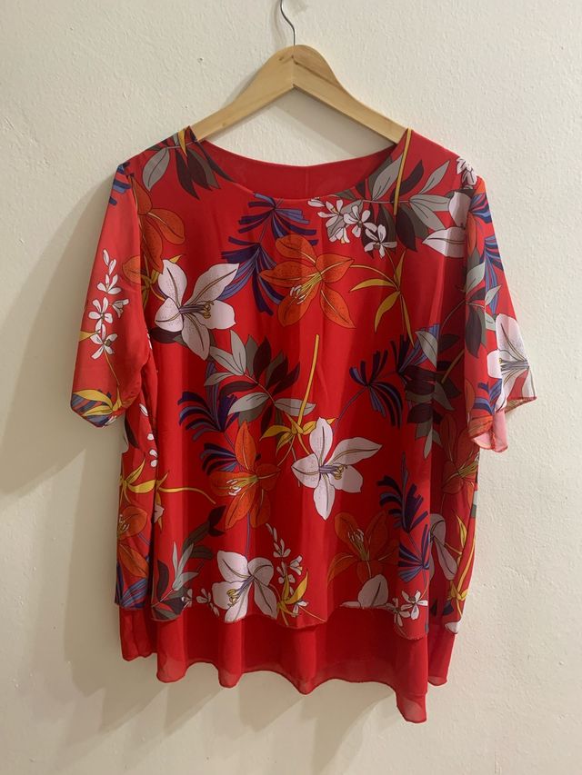 Camiseta estampada floral roja