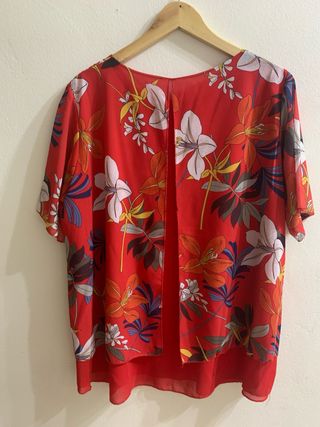 Camiseta estampada floral roja