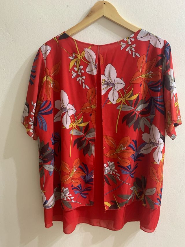 Camiseta estampada floral roja