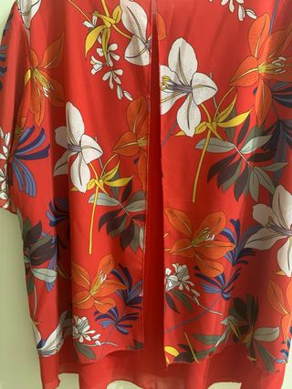 Camiseta estampada floral roja