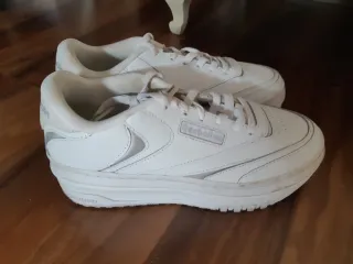 Deportivos Reebok Talla 39 Blancos y Plateados