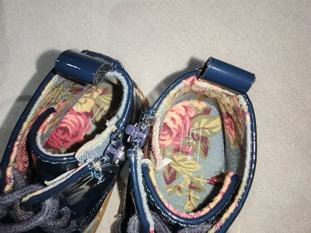 Botas bebé charol azul floral