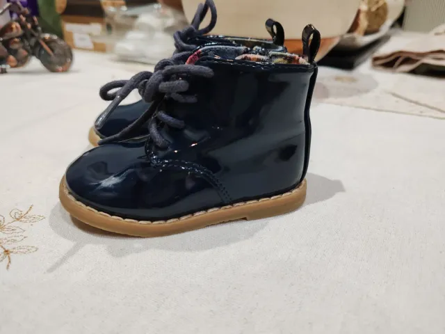 Botas bebé charol azul floral