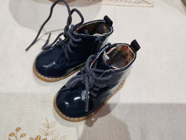 Botas bebé charol azul floral