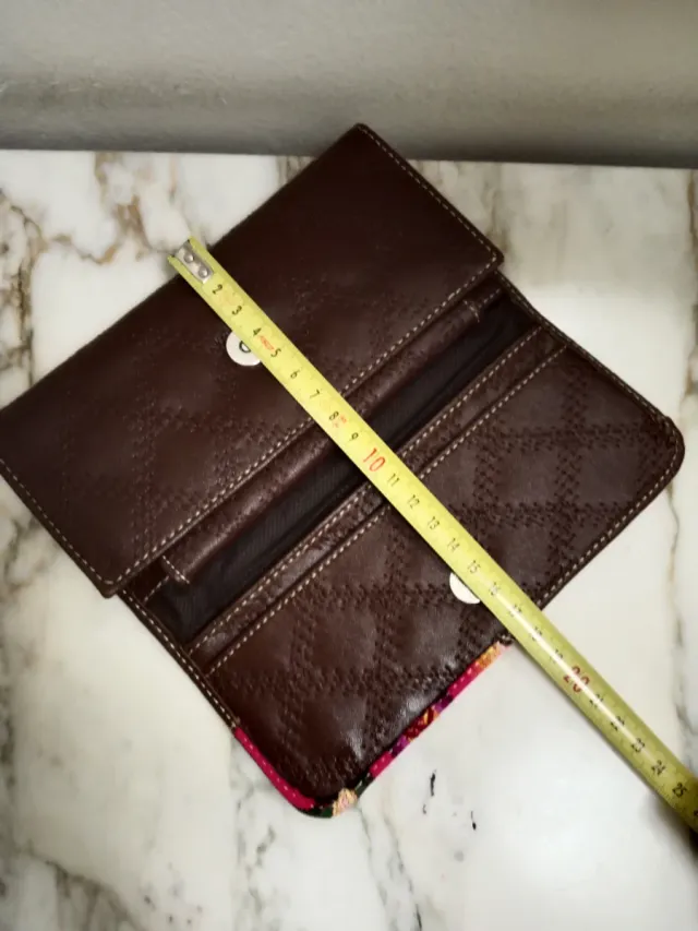 Monedero mujer marrón con diseño de llama