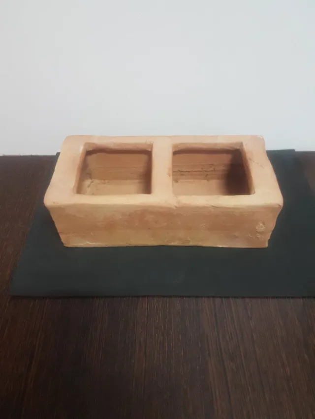 Comedero antiguo para gallinas