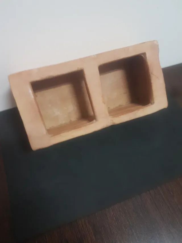 Comedero antiguo para gallinas