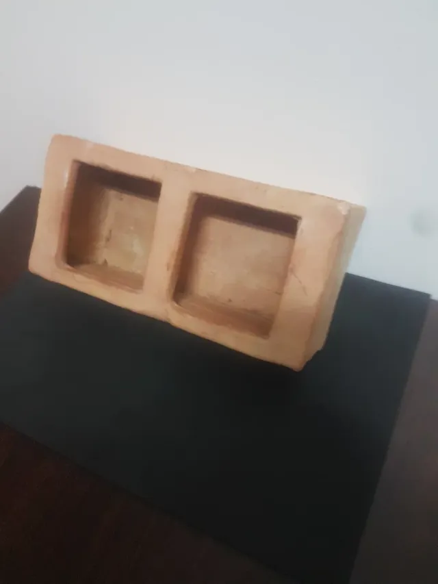 Comedero antiguo para gallinas