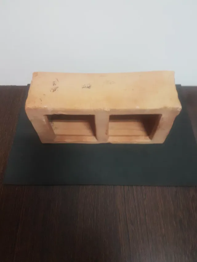 Comedero antiguo para gallinas