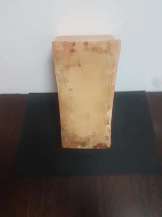 Comedero antiguo para gallinas