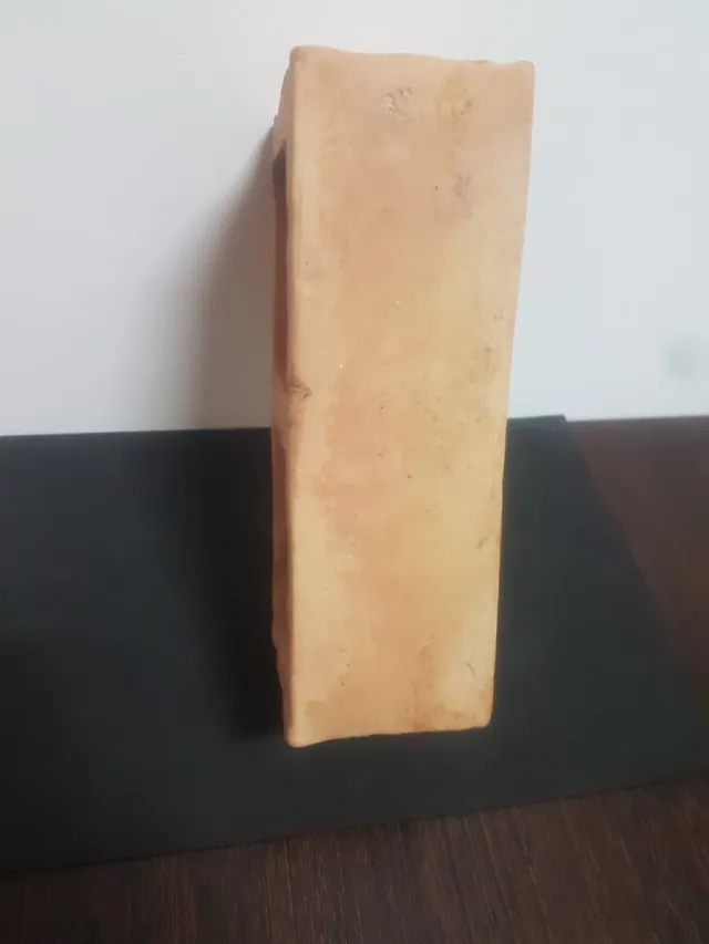 Comedero antiguo para gallinas