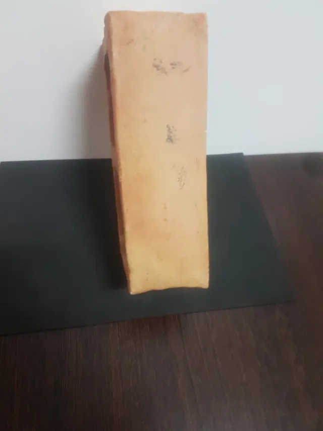 Comedero antiguo para gallinas