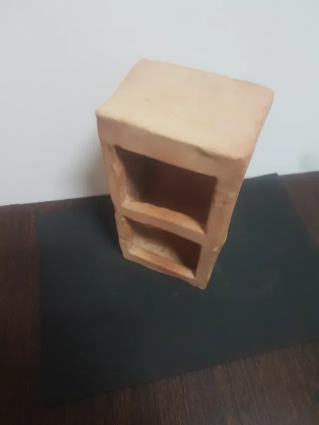 Comedero antiguo para gallinas