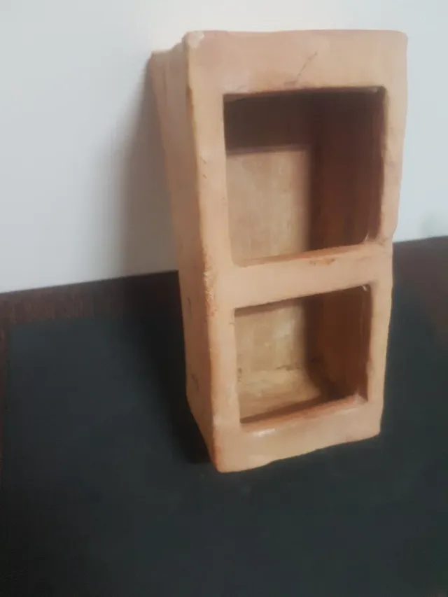 Comedero antiguo para gallinas