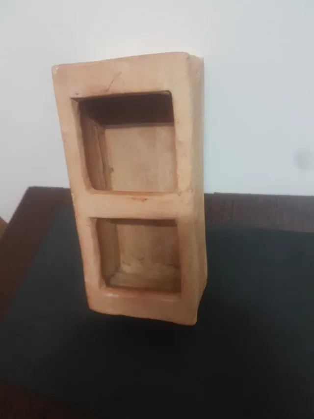 Comedero antiguo para gallinas