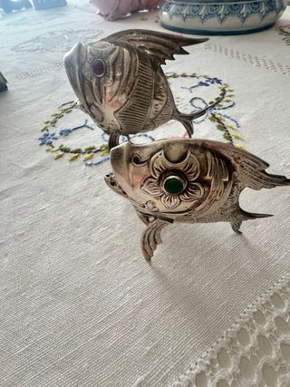 Salero y pimentero de plata con forma de pez