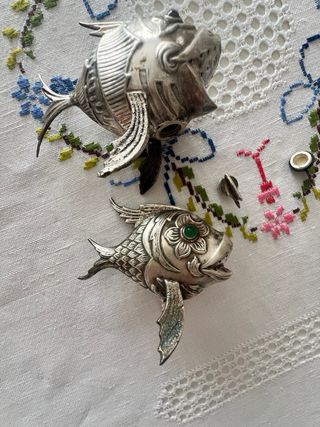 Salero y pimentero de plata con forma de pez