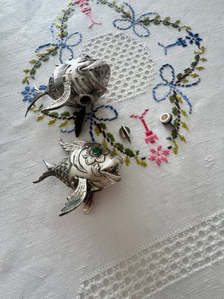 Salero y pimentero de plata con forma de pez