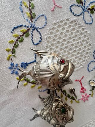 Salero y pimentero de plata con forma de pez