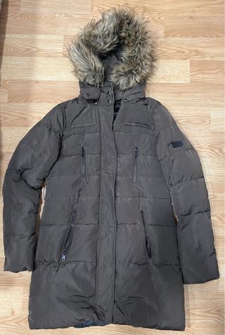 Plumífero mujer marrón con capucha