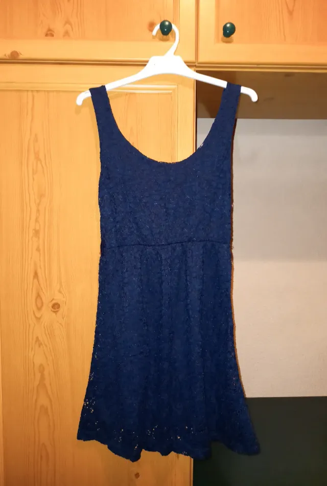 Vestido azul oscuro de encaje