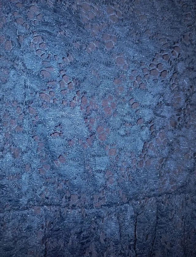 Vestido azul oscuro de encaje