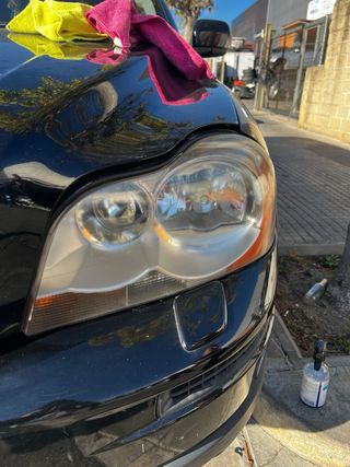 Faros delanteros amarillos