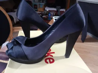 Zapatos de tacón Marypaz negros de raso