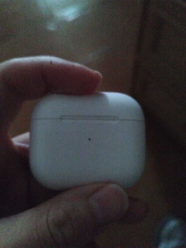 Apple AirPods 4 con estuche y funda cool