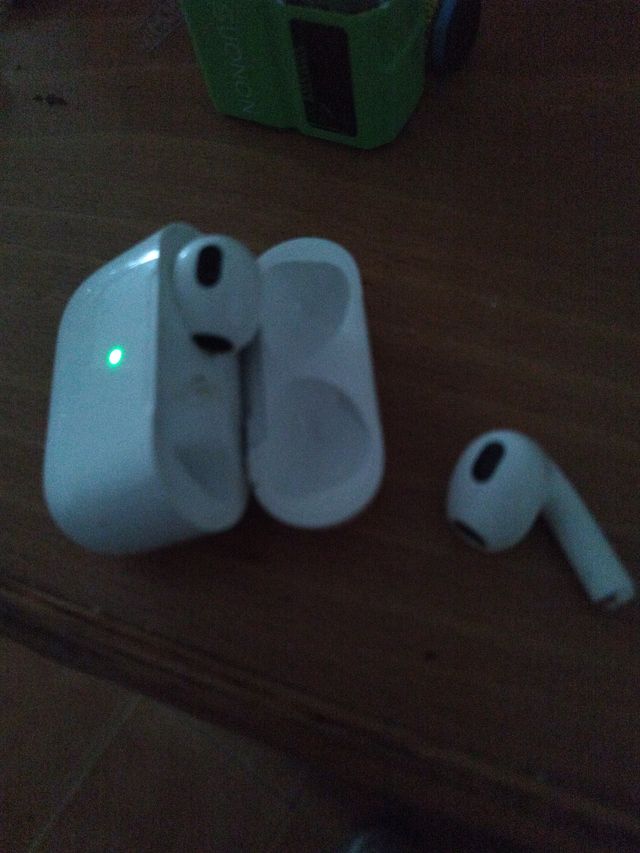 Apple AirPods 4 con estuche y funda cool