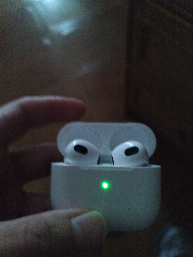 Apple AirPods 4 con estuche y funda cool