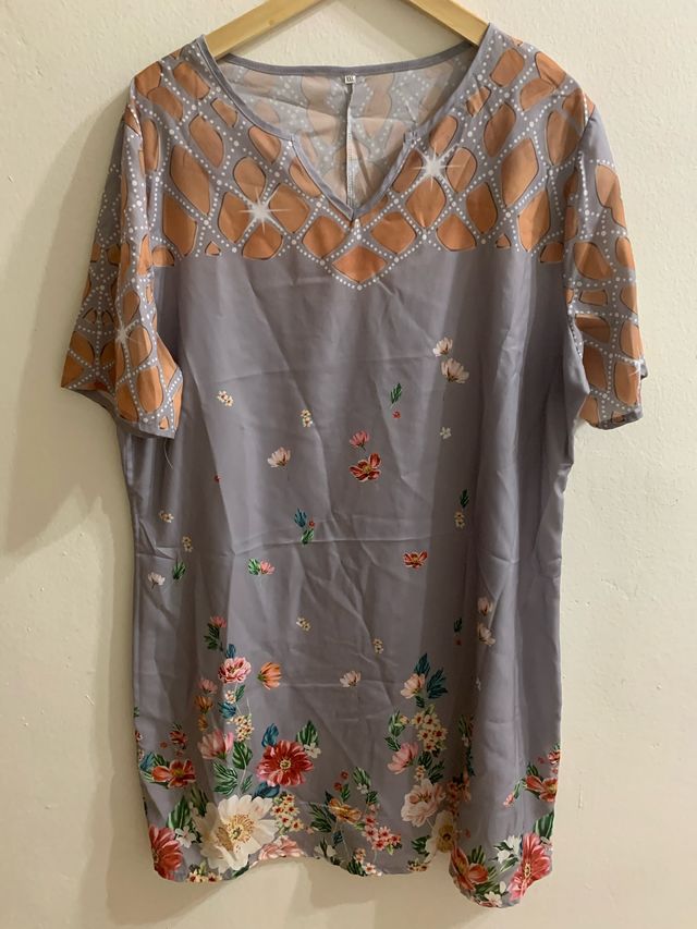 Camisola estampada floral gris