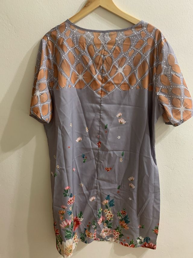 Camisola estampada floral gris