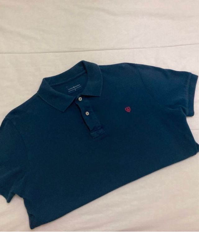 Polo azul marino con logo