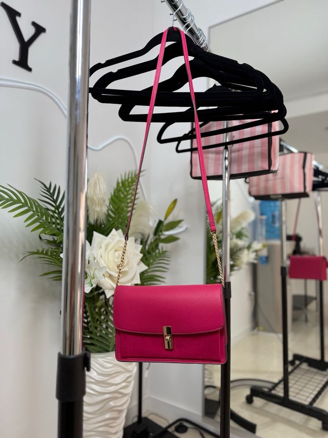 Bolso de mano rosa con cadena dorada