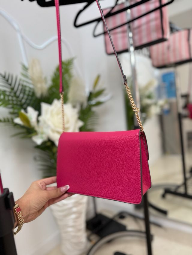 Bolso de mano rosa con cadena dorada