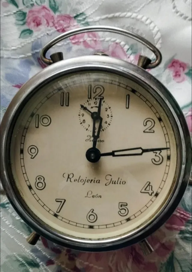 Reloj despertador cuerda años 50. Como nuevo.