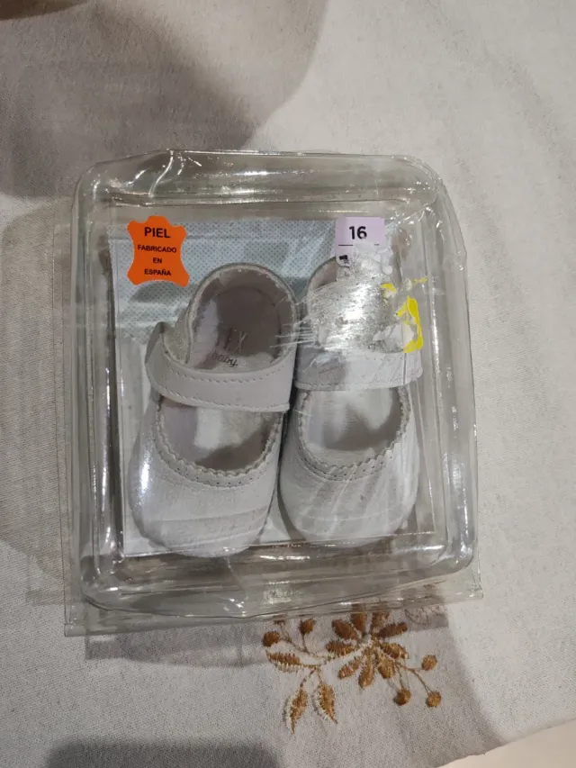 Zapatos de bebé blancos