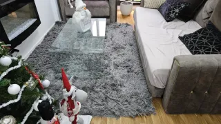 Grande tappeto grigio a pelo lungo