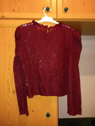 Blusa granate de encaje