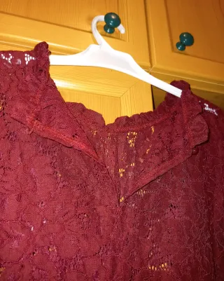 Blusa granate de encaje