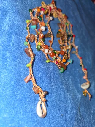 Collana girocollo con conchiglie e pietre