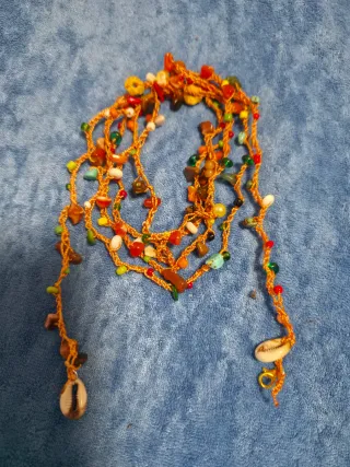 Collana girocollo con conchiglie e pietre